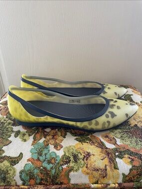 Crocs Yellow Leopard-Print Pointed Ballet Flats sz6